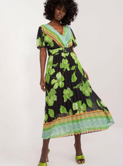 Robe fleurie plissée verte midi avec manches courtes pour cocktail ou soirée d'été.