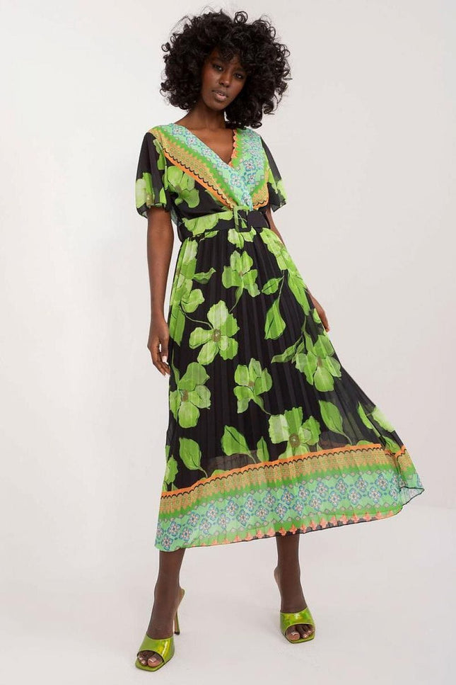 Robe fleurie plissée verte midi avec manches courtes pour cocktail ou soirée d'été.