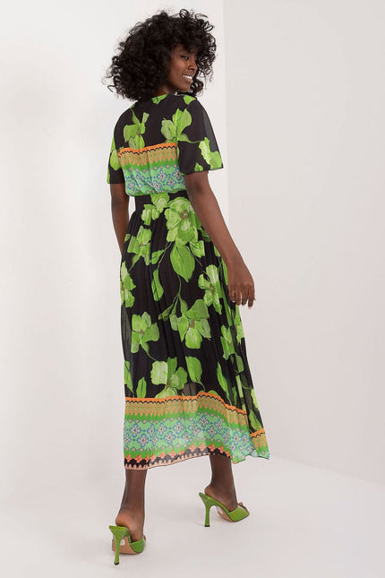 Robe fleurie plissée verte à manches courtes et longueur midi pour style champêtre ou casual, idéale pour une sortie estivale ou un après-midi à la plage.