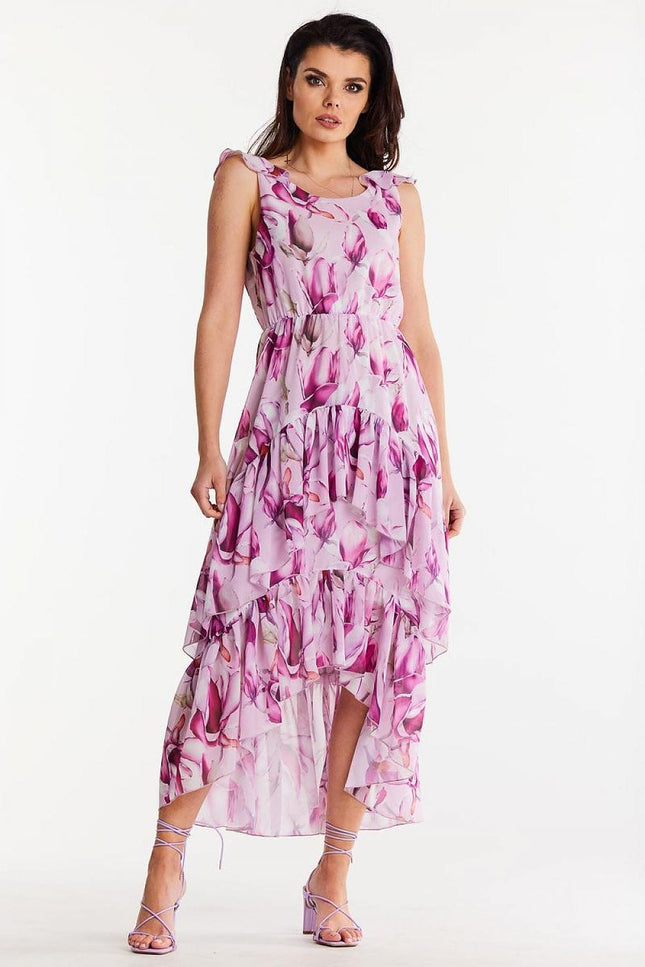 Robe d'été fleurie rose midi sans manches idéale pour une balade sur la plage ou un évènement décontracté.