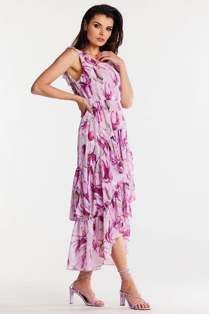 Robe d'été fleurie rose midi sans manches, idéale pour une tenue légère et chic lors des chaudes journées ou pour une soirée décontractée.