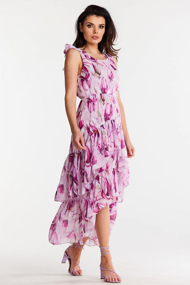 Robe d'été fleurie rose midi sans manches, parfaite pour un look bohème et élégant lors de soirées ou cocktails estivaux.