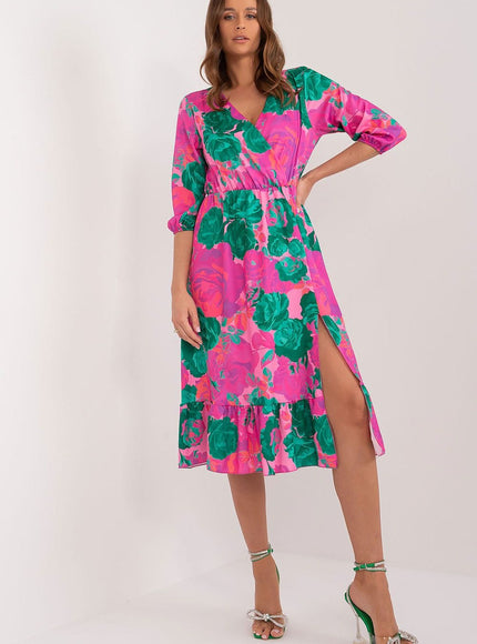 Robe fleurie rose midi à manches longues pour cocktail ou soirée d'été, style chic et féminin.