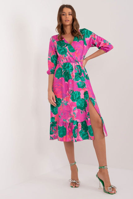 Robe fleurie rose midi à manches longues pour cocktail ou soirée d'été, style chic et féminin.