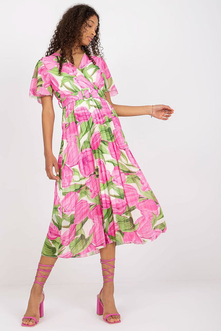 Robe fleurie rose midi chic d'été avec ceinture et manches courtes, idéale pour une soirée ou un évènement de cocktail.