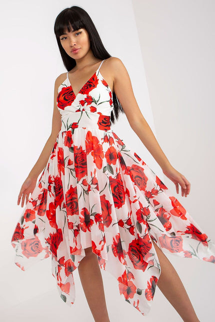 Robe d'été fleurie avec des roses rouges, style midi sans manches idéale pour la plage ou une soirée décontractée.