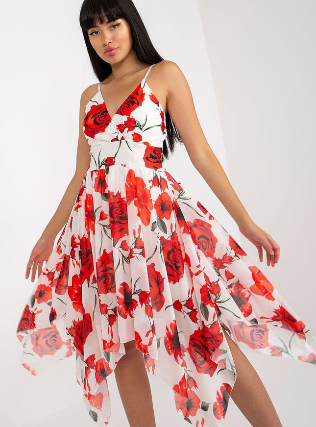 Robe d'été fleurie avec des roses rouges, style midi sans manches idéale pour la plage ou une soirée décontractée.