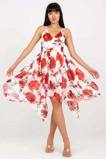 Robe d'été midi sans manches à motif floral rouge et blanc, idéale pour une tenue décontractée ou une soirée estivale élégante.