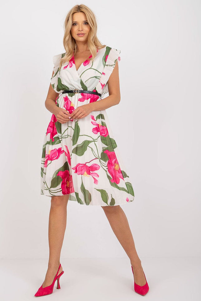 Robe cocktail fleurie blanche et rose sans manches, style chic et féminin pour soirées et événements, longueur midi.