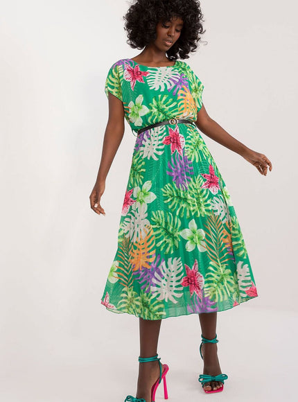 Robe fleurie verte midi plissée pour cocktail d'été, style bohème chic avec manches courtes et ceinture fine.