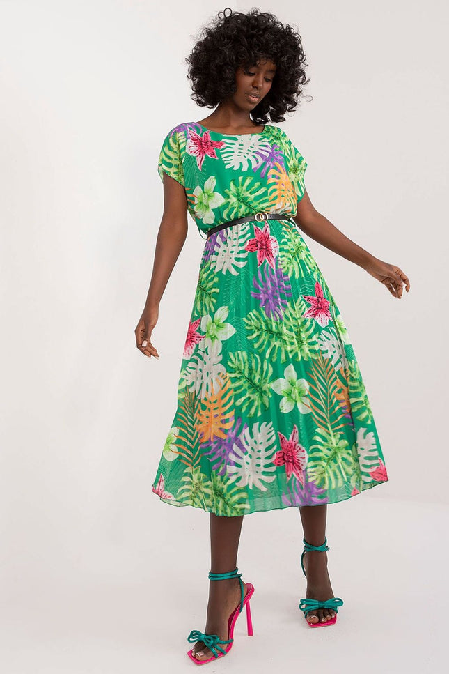 Robe fleurie verte midi plissée pour cocktail d'été, style bohème chic avec manches courtes et ceinture fine.