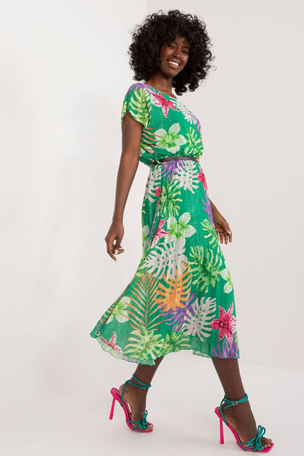 Robe fleurie verte midi plissée légère pour été, avec manches courtes et silhouette trapèze.