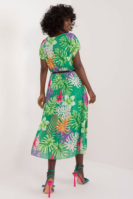 Robe fleurie verte midi plissée pour soirée estivale ou cocktail, avec manches courtes et ceinture élégante.