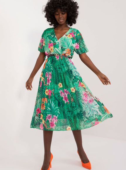 Robe d'été fleurie verte de longueur midi avec manches courtes et coupe trapèze, idéale pour tenue casual ou événement estival.