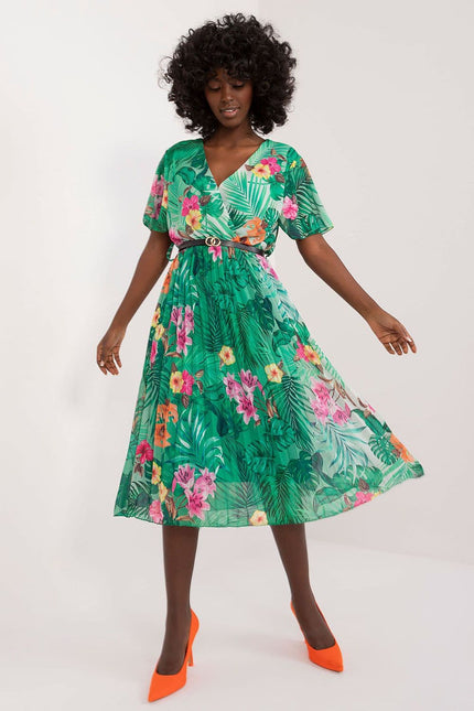 Robe d'été fleurie verte de longueur midi avec manches courtes et coupe trapèze, idéale pour tenue casual ou événement estival.