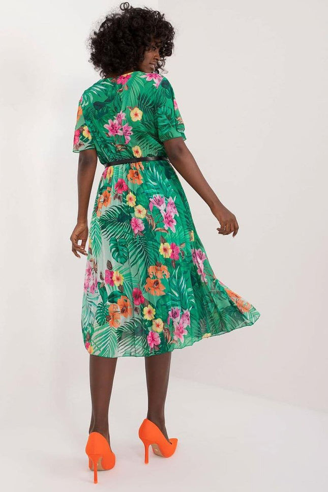 Robe d'été mi-longue verte à motif floral avec manches courtes, idéale pour une journée à la plage ou un événement décontracté.