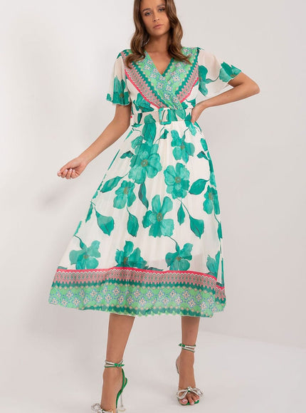 Robe fleurie verte midi à manches courtes et silhouette droite pour cocktail d'été ou bal.