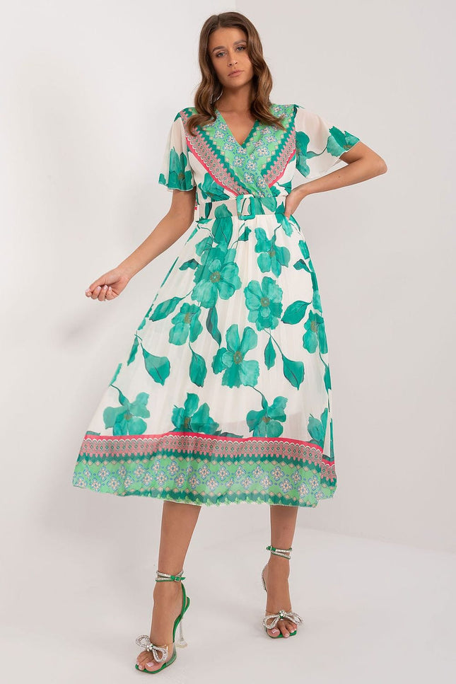 Robe fleurie verte midi à manches courtes et silhouette droite pour cocktail d'été ou bal.