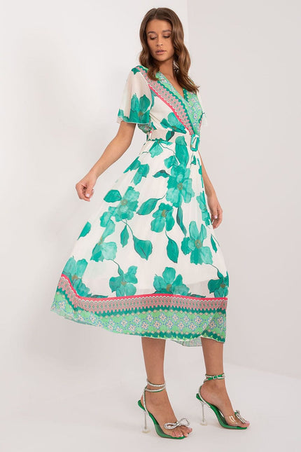 Robe fleurie verte midi à manches courtes et ceinture assortie pour cocktail, été ou événement casual chic.