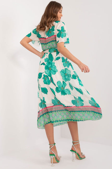 Robe fleurie verte midi avec manches courtes et silhouette trapèze pour cocktail ou mariage invité chic.