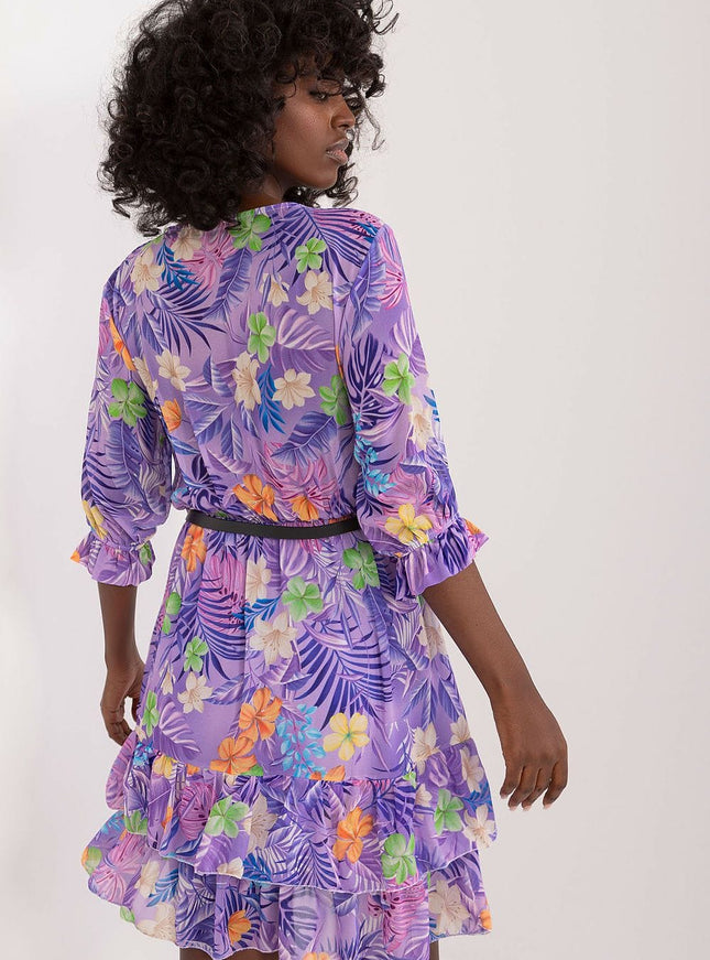 Robe d'été violette fleurie courte à manches longues pour soirées décontractées ou plage, idéale pour une allure bohème et fraîche.