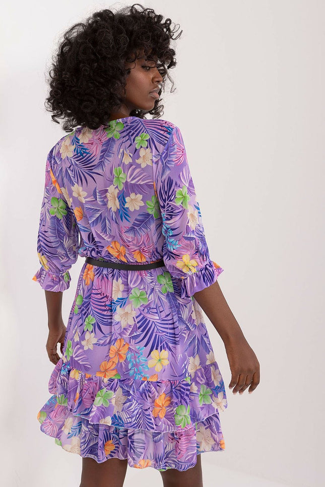 Robe d'été violette fleurie courte à manches longues pour soirées décontractées ou plage, idéale pour une allure bohème et fraîche.