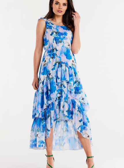 Robe florale asymétrique bleue parfaite pour l'été, sans manches avec une longueur midi idéale pour les soirées et évènements estivaux.