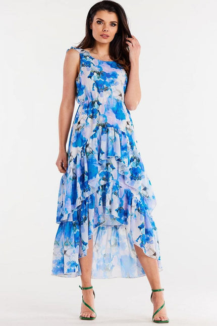 Robe florale asymétrique bleue parfaite pour l'été, sans manches avec une longueur midi idéale pour les soirées et évènements estivaux.