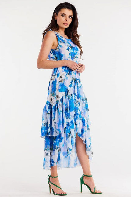 Robe florale asymétrique bleue sans manches pour été, style bohème chic, parfaite pour soirée ou mariage invité.