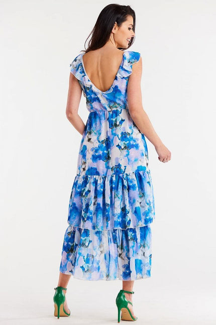 Robe florale asymétrique bleue mi-longue idéale pour l'été, avec un style bohème et dos décolleté.