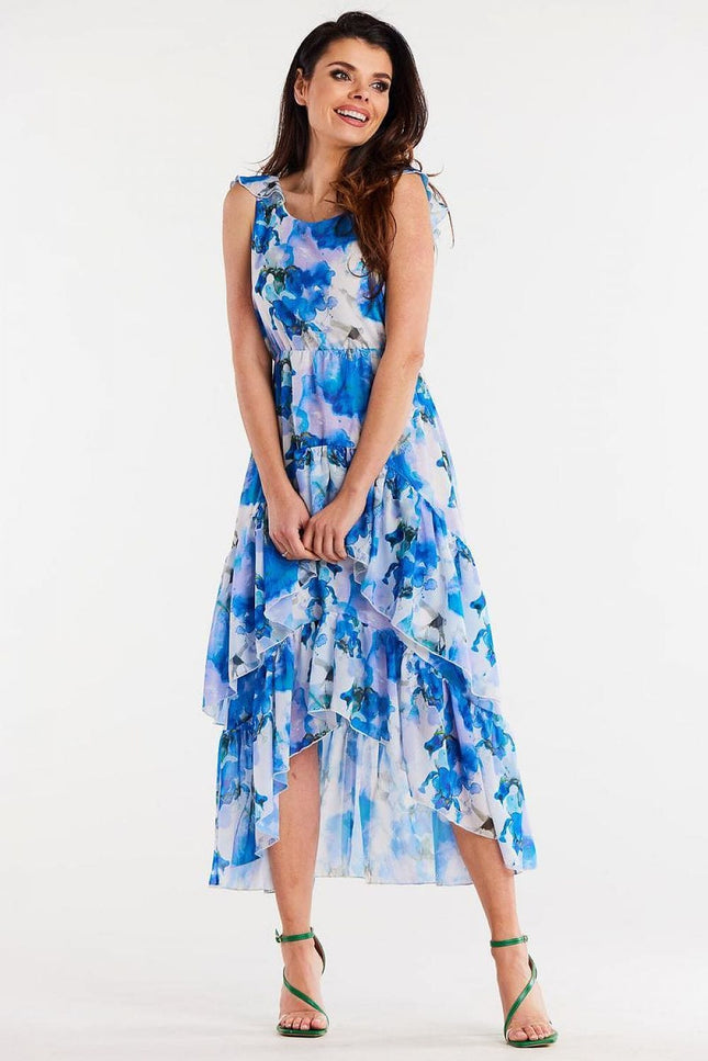 Robe florale asymétrique bleue, style estival sans manches, parfaite pour une soirée d'été ou un événement casual.