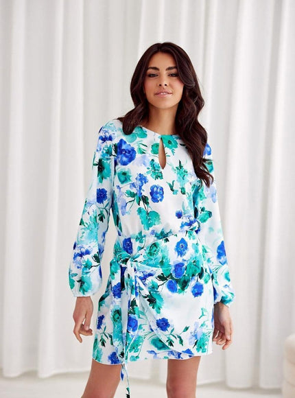 Robe florale bleue courte chic avec manches longues et ceinture, idéale pour une soirée élégante ou cocktail d'été.