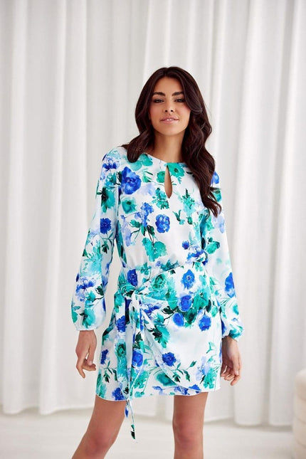 Robe florale bleue courte chic avec manches longues et ceinture, idéale pour une soirée élégante ou cocktail d'été.