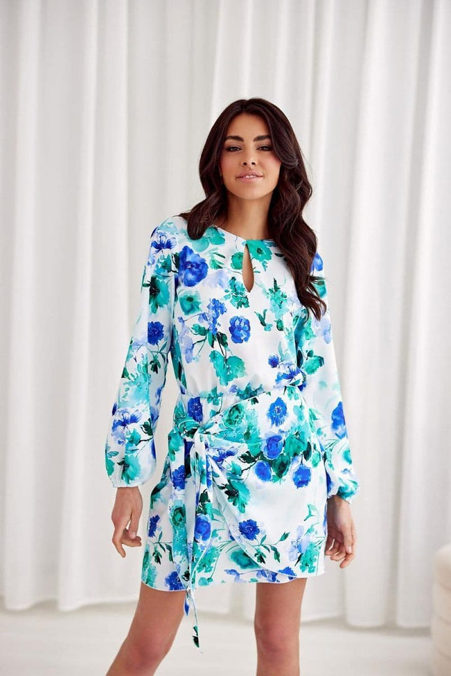 Robe florale bleue courte chic avec manches longues et ceinture, idéale pour une soirée élégante ou cocktail d'été.