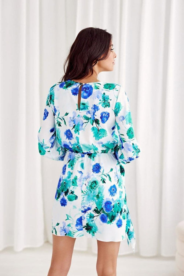 Robe chic florale bleue courte à manches longues pour cocktail ou soirée d'été, silhouette droite et fluide.