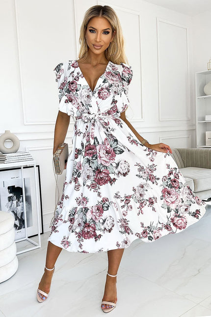 Robe blanche midi fleurie chic avec manches courtes et ceinture pour cocktail ou mariage invité.