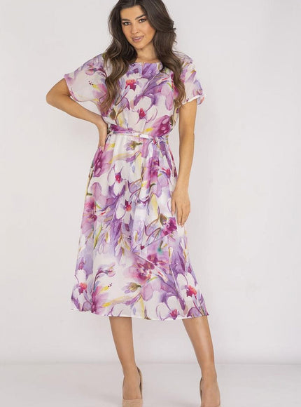 Robe midi florale rose à manches courtes, idéale pour un cocktail ou un événement d'été, silhouette droite et féminine.