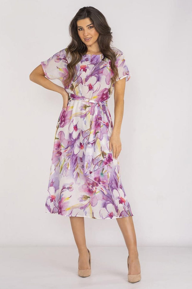 Robe midi florale rose à manches courtes, idéale pour un cocktail ou un événement d'été, silhouette droite et féminine.