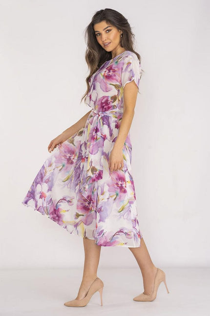 Robe florale midi rose avec manches courtes pour cocktail ou mariage invité chic, légère pour l'été et style bohème.