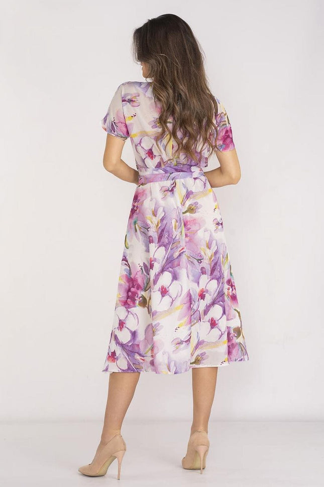 Robe florale rose midi légère avec manches courtes pour cocktail ou mariage d'été, silhouette trapèze élégante.