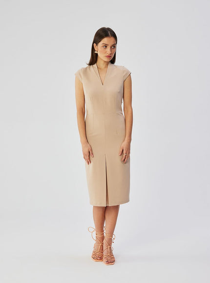 Robe beige chic midi sans manches pour cocktail ou gala avec coupe droite et col en V, idéale pour une tenue élégante et raffinée.