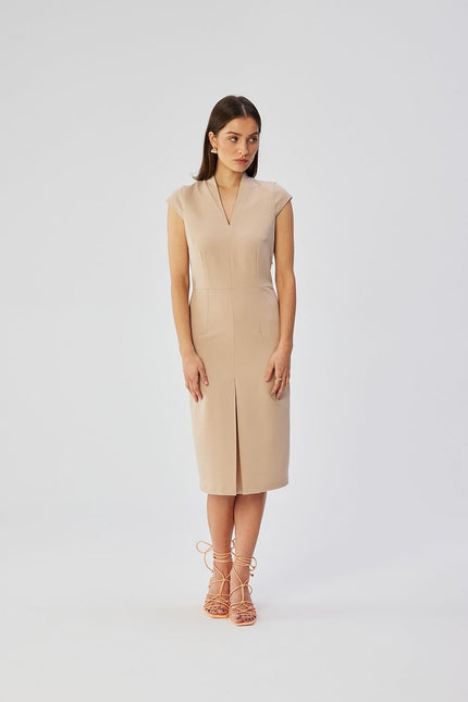 Robe beige chic midi sans manches pour cocktail ou gala avec coupe droite et col en V, idéale pour une tenue élégante et raffinée.