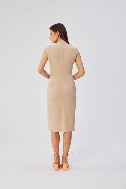 Robe midi beige chic sans manches, parfaite pour une soirée cocktail ou un événement élégant.