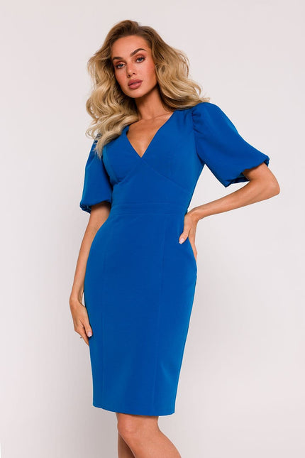 Robe bleue chic midi à manches courtes pour cocktail ou soirée, silhouette droite et décolleté en V, parfaite pour une tenue élégante.