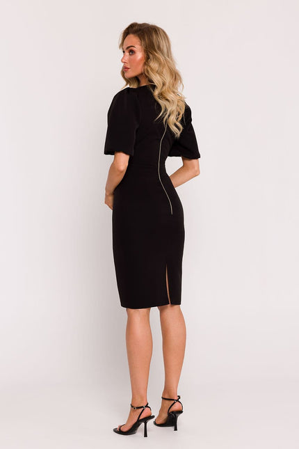 Robe soirée chic noire midi moulante avec manches courtes et détail zip doré, idéale pour cocktail ou événement formel.