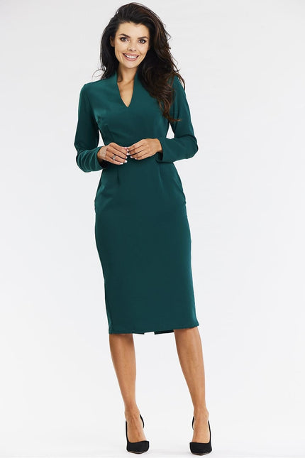 Robe verte midi chic pour soirée manches longues et décolleté en V, silhouette droite, idéale cocktail ou événement d'affaires.