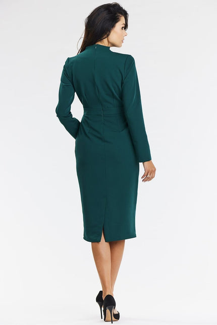 Robe verte chic pour soirée, coupe droite midi avec manches longues, convient pour cocktail ou gala.