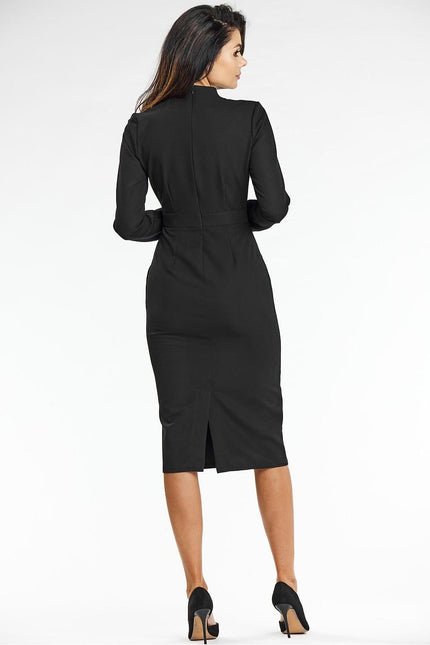 Robe noire grande taille chic et élégante pour cocktail, midi avec manches longues et silhouette droite.