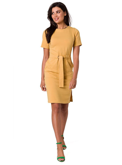 Robe jaune midi décontractée chic avec ceinture et manches courtes pour un style casual élégant.