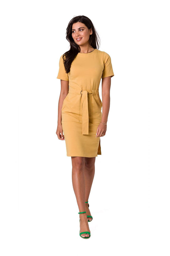 Robe jaune midi décontractée chic avec ceinture et manches courtes pour un style casual élégant.